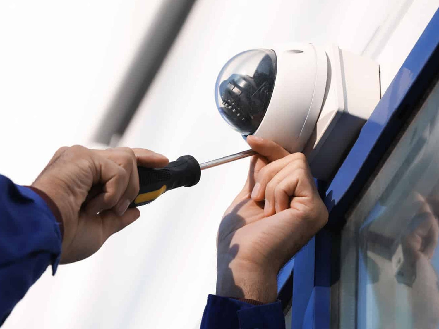 Técnico SmartSeg instalando câmera de segurança profissional