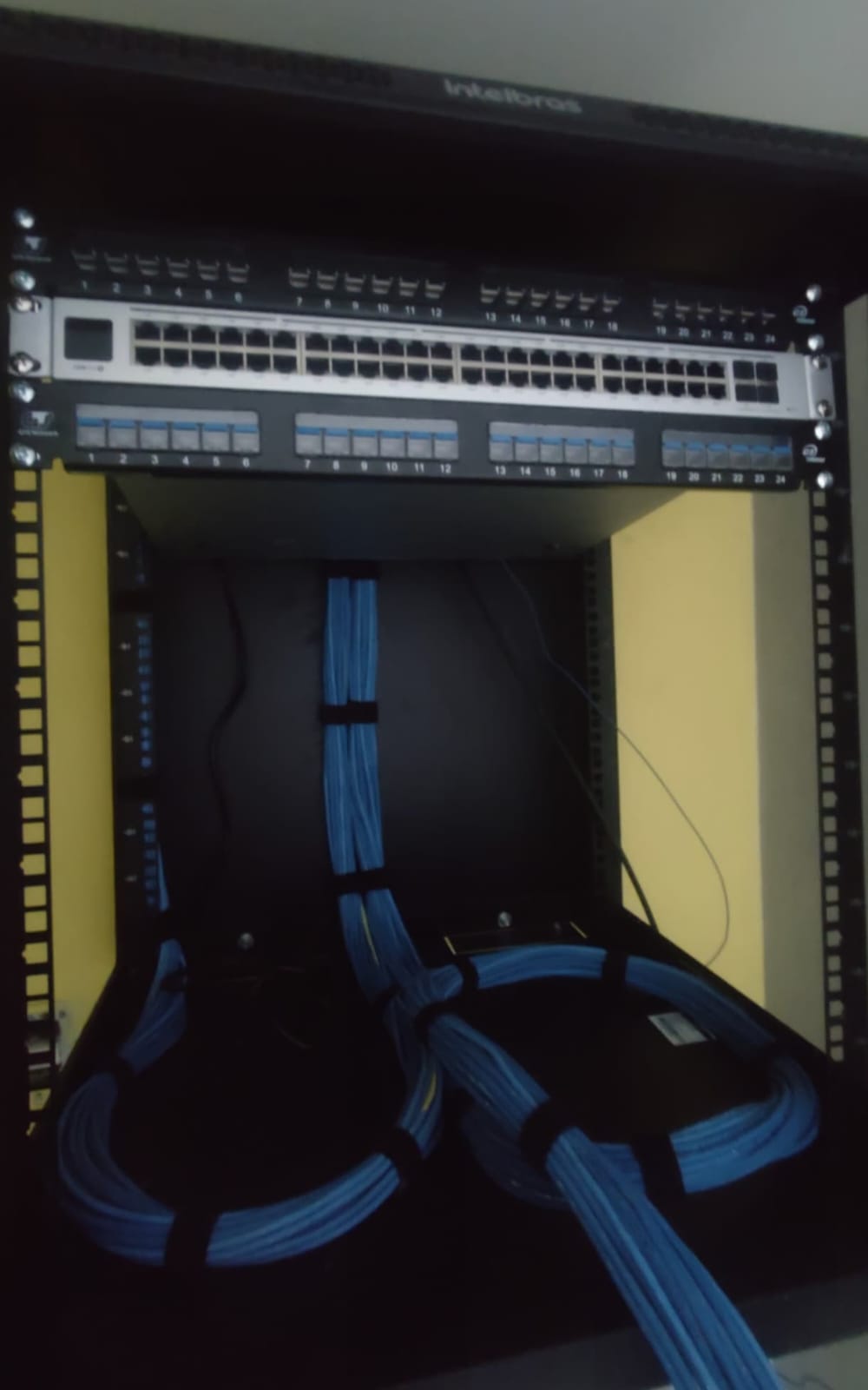 Projeto Natal — Rack com patch panel e cabeamento estruturado Cat5e/Cat6.