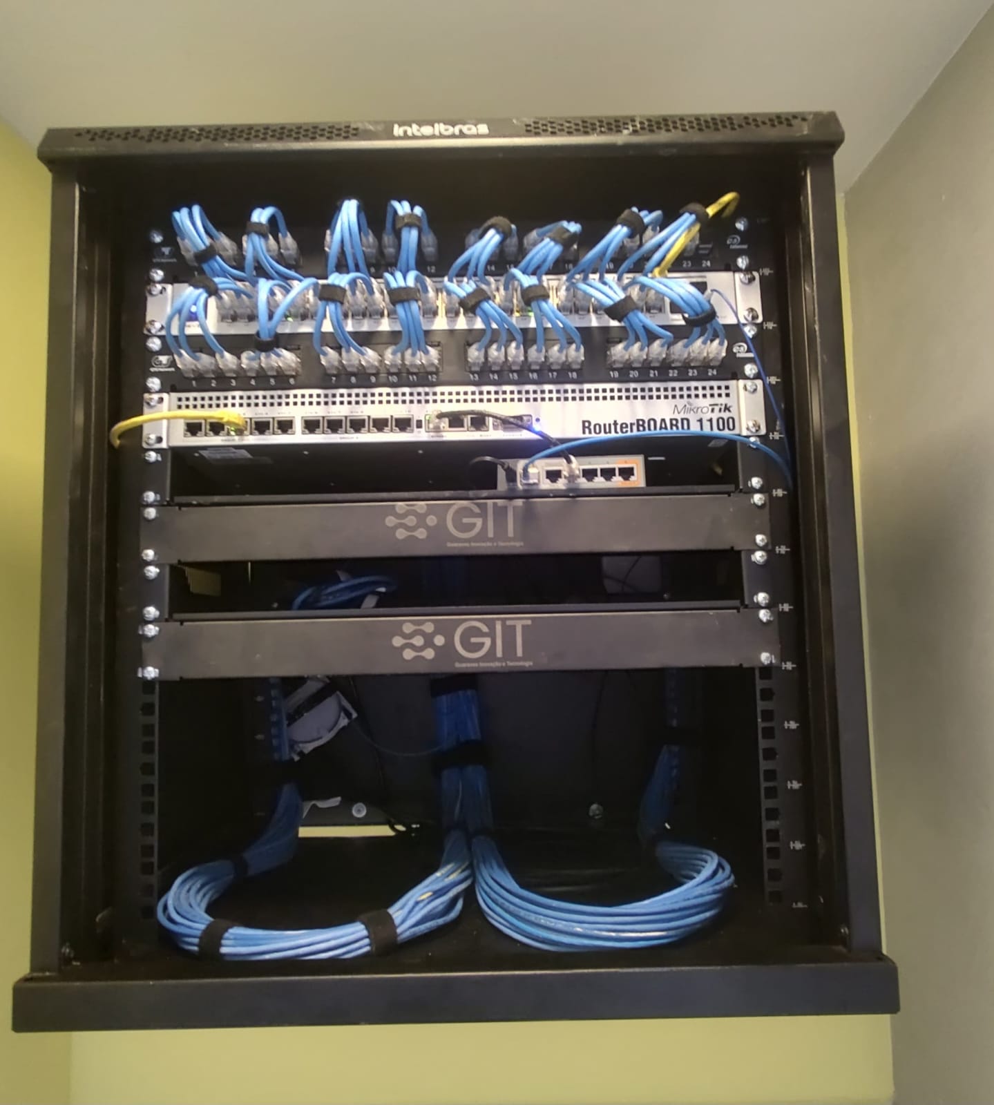Projeto Natal — Rack completo com RouterBoard, patch panel e organização de cabos.